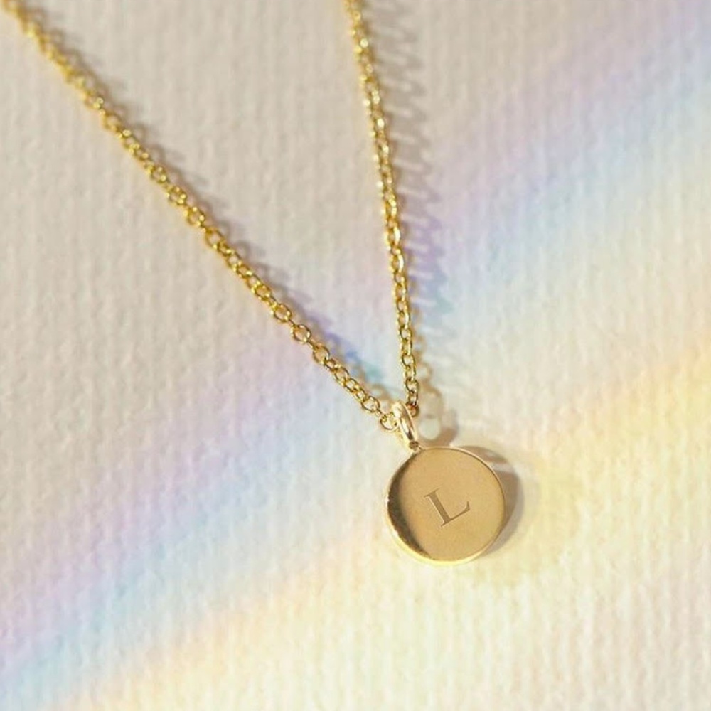 Vrai and Oro Circle Initial Necklace (Yellow Gold)